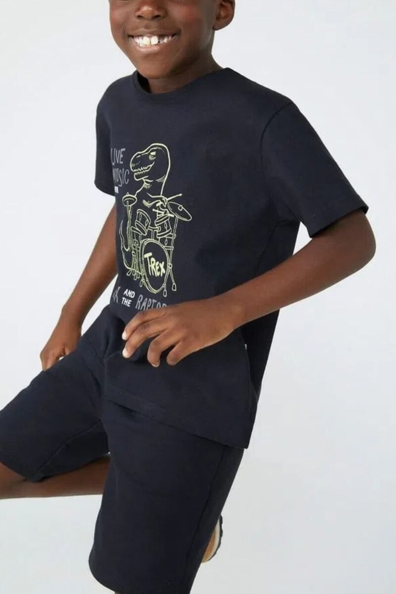 etiqueta-kids-comprar-moda-infantil-online-comprar-roupas-infantis-na-internet-roupa-de-meninos-camiseta-infantil-manga-curta-tradicional-com-estampa-hering-5CR5 (6)